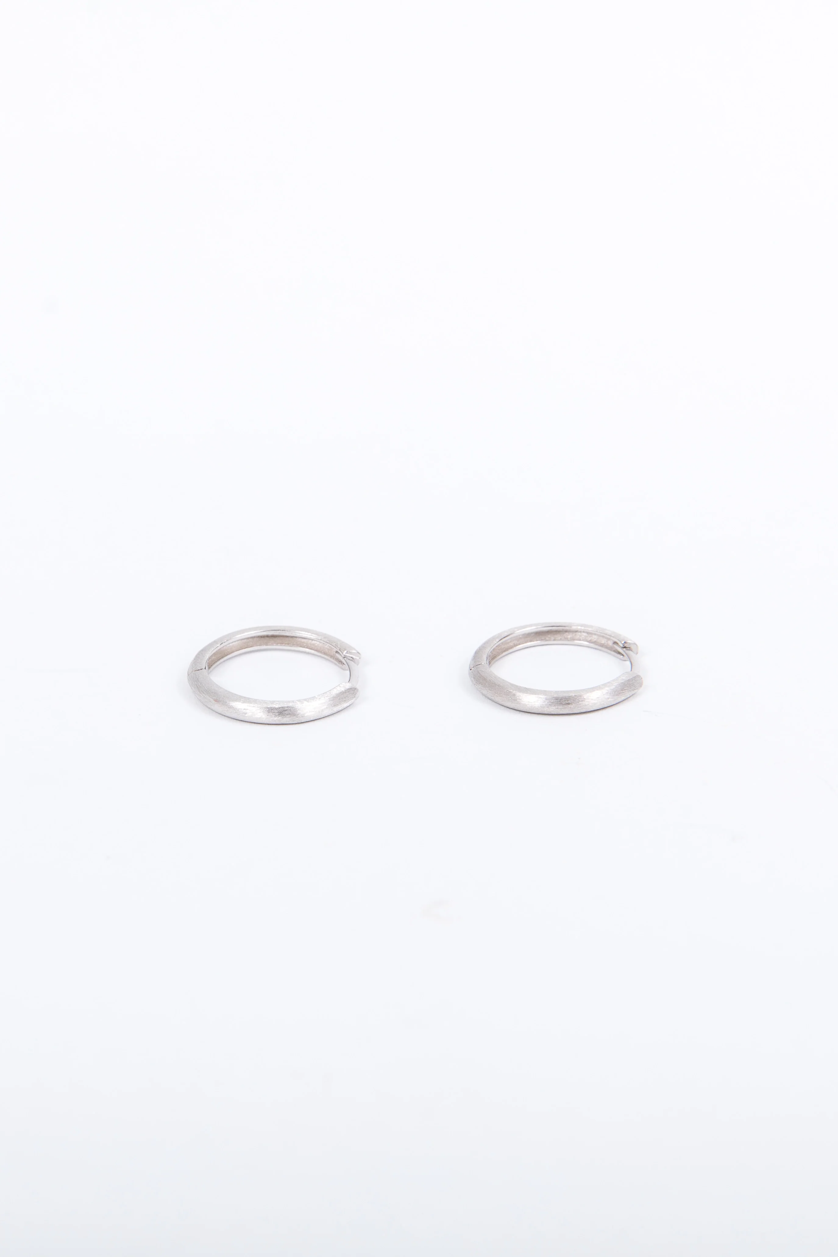 16 mm Matte Huggies - Image 10