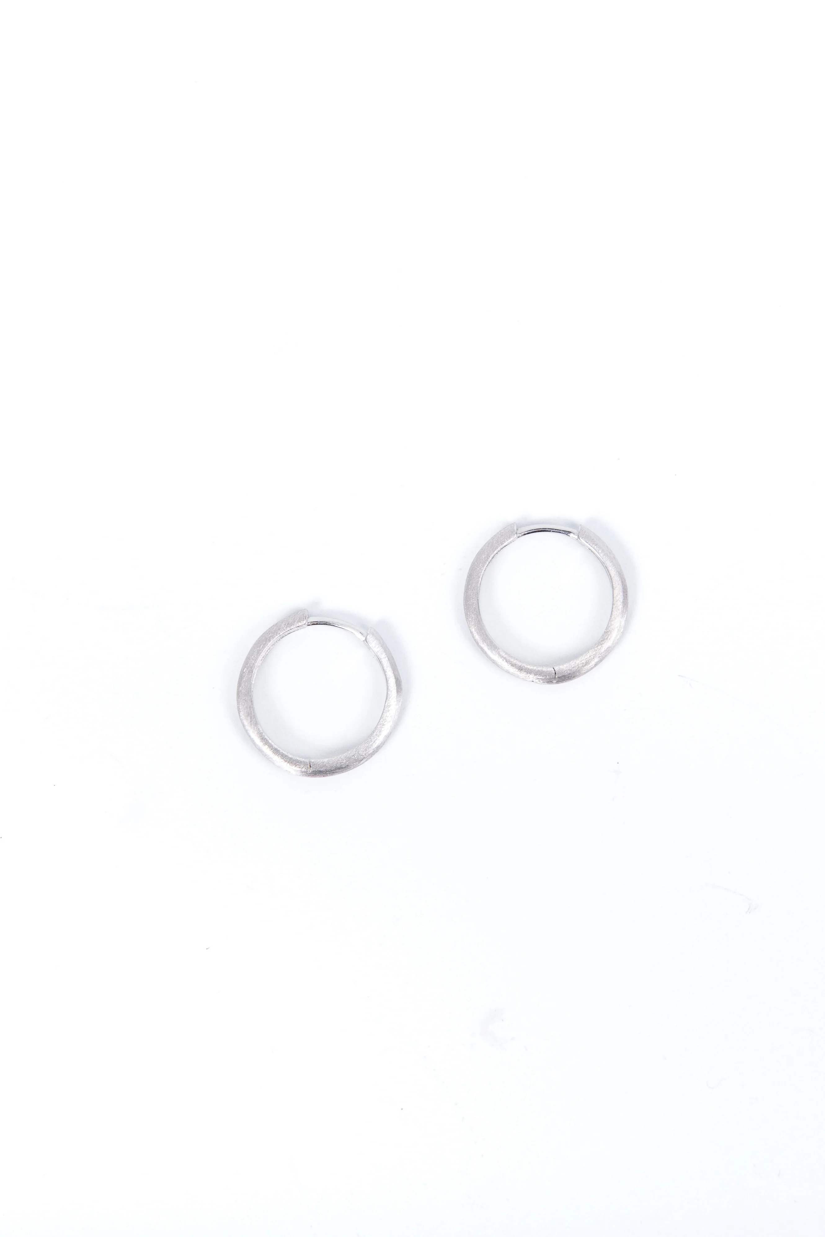 16 mm Matte Huggies - Image 14