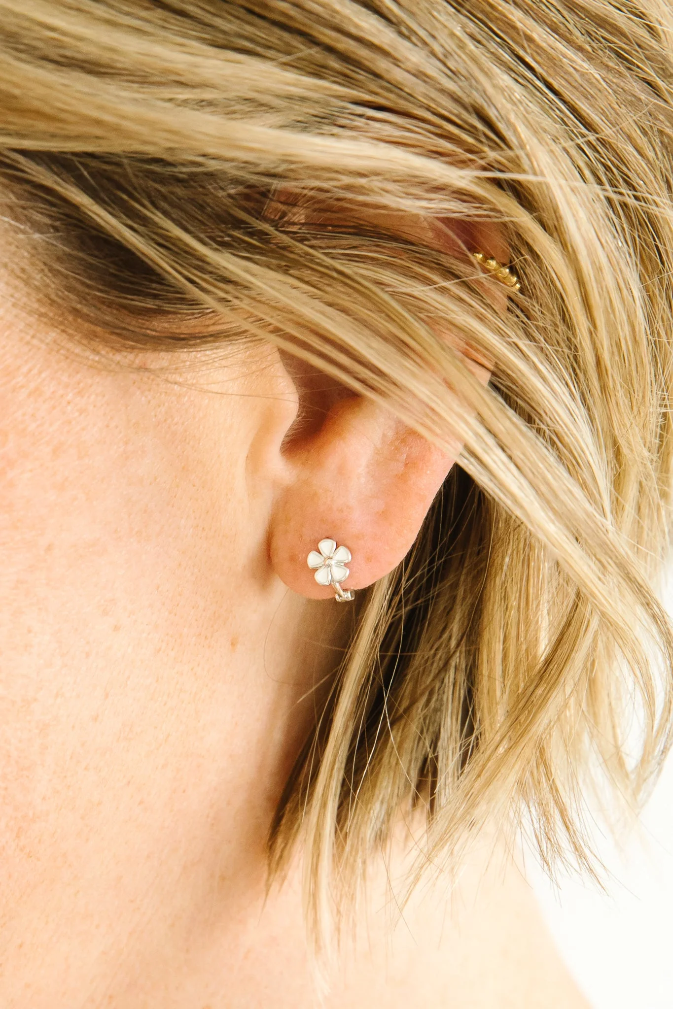 Dainty Daisy Huggie - Image 12